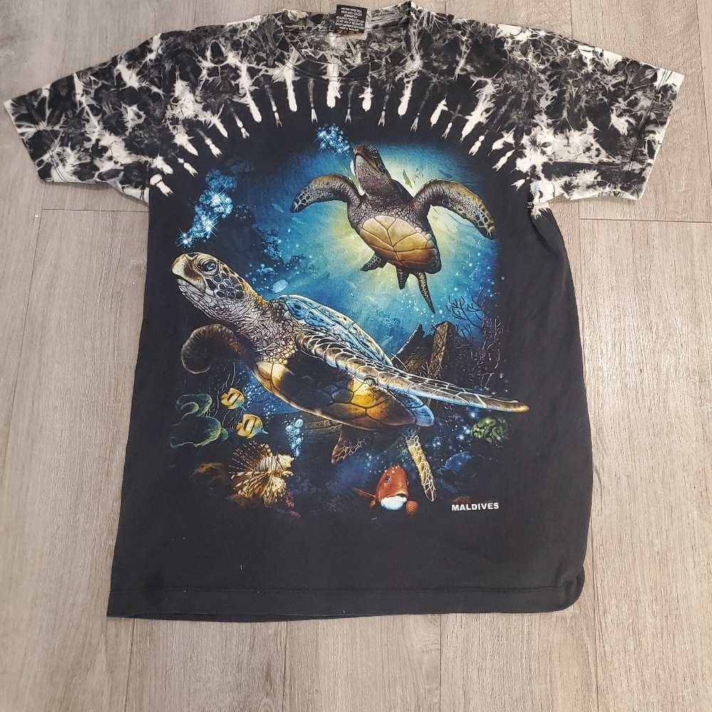 Black Survivors Tie-Dye Sea Turtle Graphic T-Shirt, Size Medium